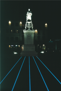 La statua di Alessandro Volta con la speciale illuminazione notturna
