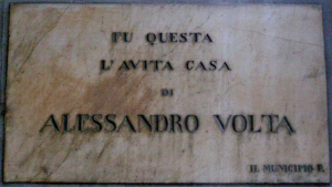 La targa commemorativa di Alessandro Volta sulla sua casa natale