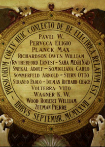 Il medaglione della "Sala dei Nobel" all'Istituto Carducci per i fisici dalla P alla Z