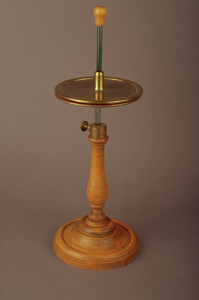 Condensatore su piedistallo con piatto di ottone e scudo coperto da sottile strato di ceralacca (Tempio Voltiano)